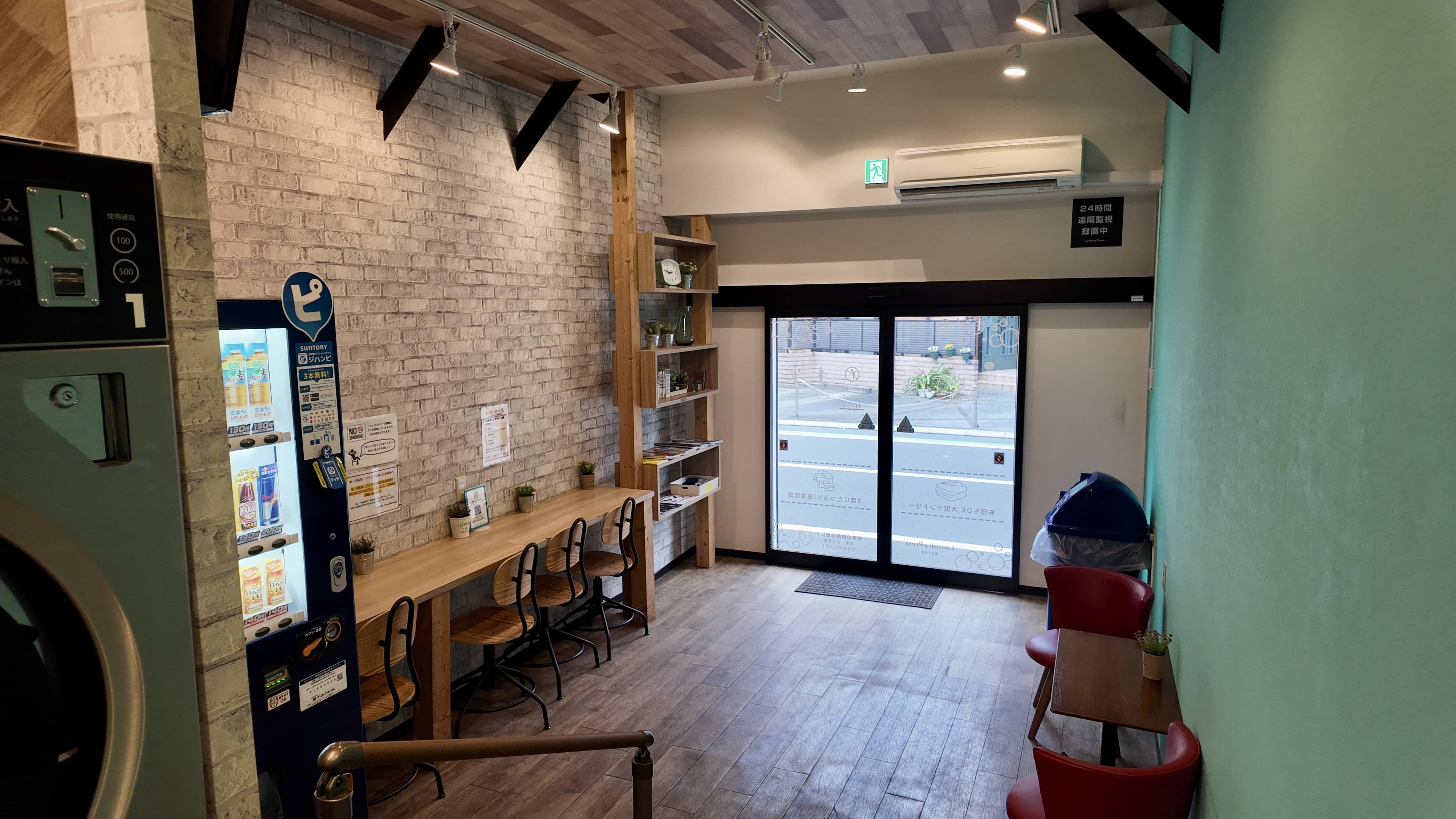 コインランドリー室内